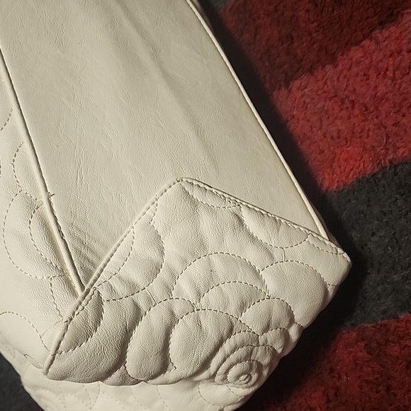 Chic White Quilted Shoulder Bag with Gold Chain - Picture 6 of 10